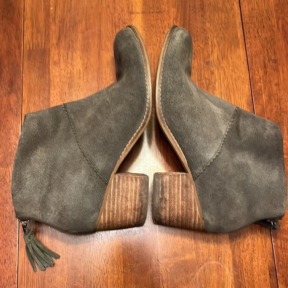 Toms Leila suede ankle boots gray-green color women’s sz 8 zip with tassles - Picture 3 of 9